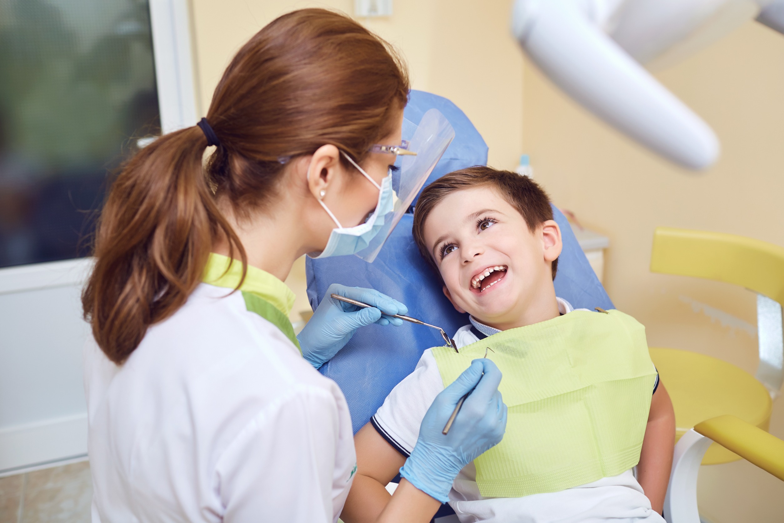 niño en odontología